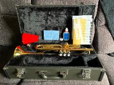 Yamaha YTR-2330 B-flat (Bb) Trumpet (Gold) - Complete Package - Photo 4