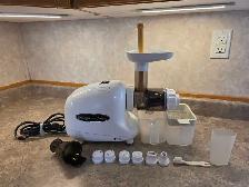 Omega 8, Model 8003 Fruit and Vegetable Juicer