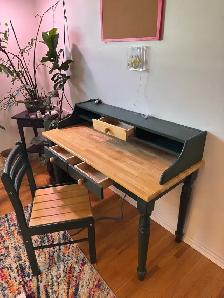 Solidwood desk with 3 drawers & matching chair. - Photo 2