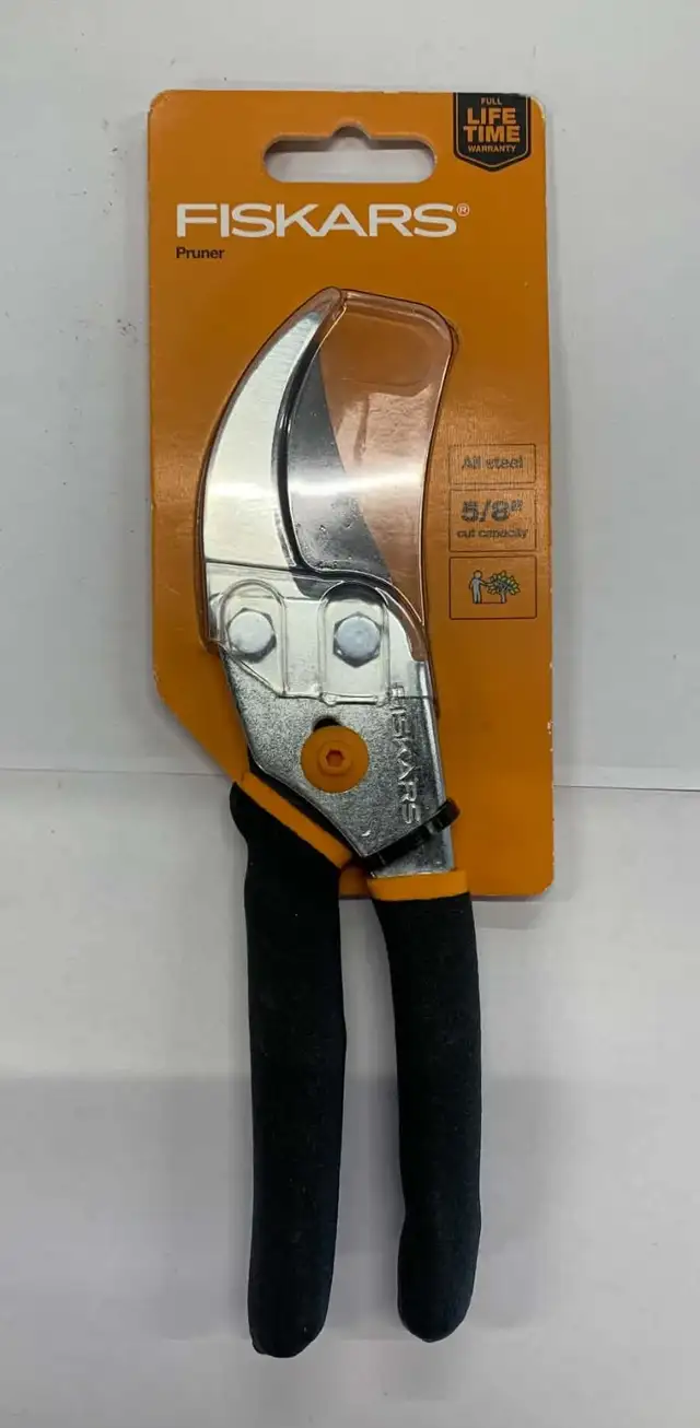 Fiskars Bypass Pruning Shears, 5/8' Cut Capacity Gardening Sciss