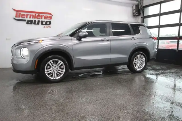 2024 Mitsubishi Outlander ES / AWD / 7 PASSAGERS