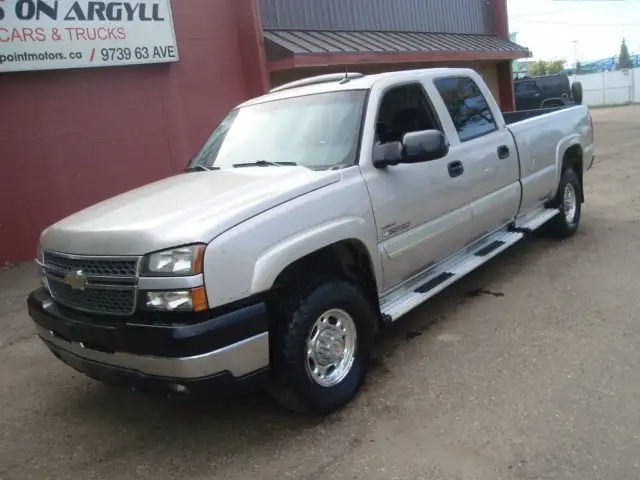 2005 Chevrolet Silverado 2500HD CREW CAB 4X4 LONG BOX 6.6L DIESE