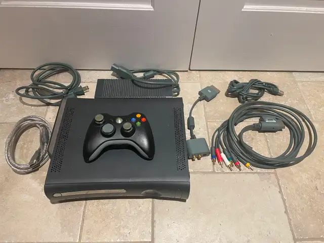 Xbox360 Elite 120GB - Racing wheel   21 games