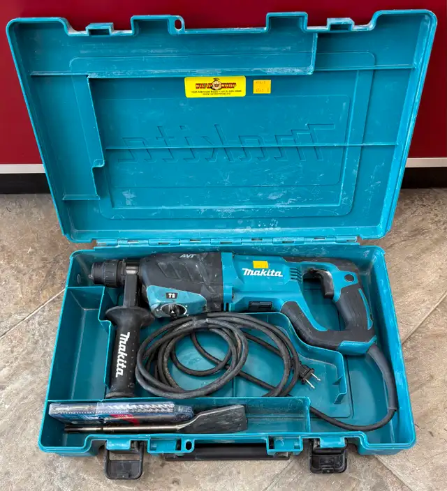 Corded Makita hr2641 Chipper in Case