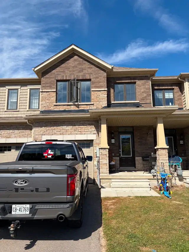 WELL-MAINTAINED 3-BEDROOM TOWNHOUSE FOR LEASE – WEST BRANT
