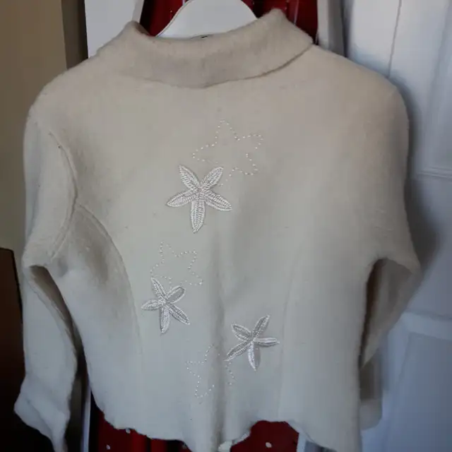 GRAND CHANDAIL BLANC FRANCO VALÉRIE POUR FILLETTE 12ANS: $10.00