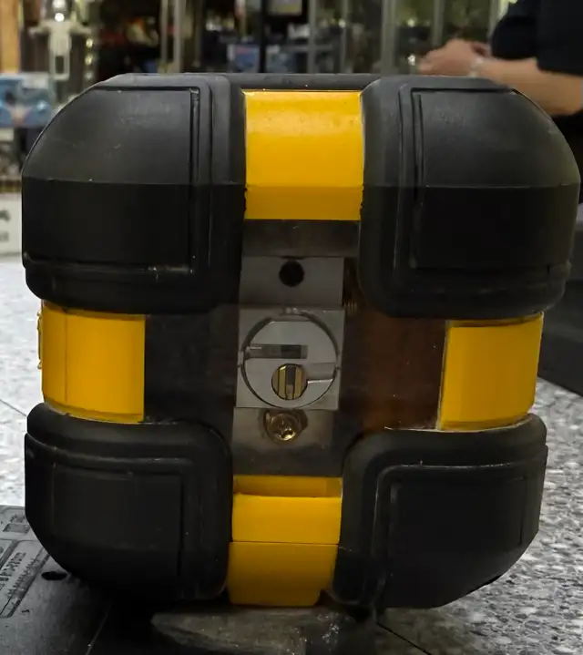 DeWalt 2 Line Cross Level (Green)