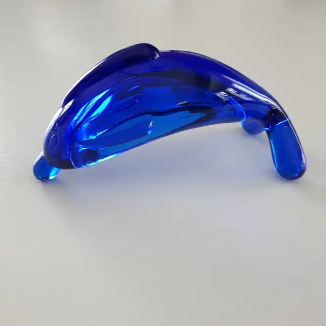 BEAU BÉBÉ DAUPHIN NEUF EN VERRE BLEU MARIN 5'LONGx3'HAUT: $10.00