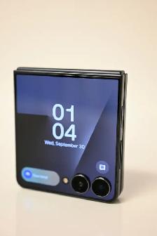 Samsung Z Flip 7 256gb like new condition - Photo 3