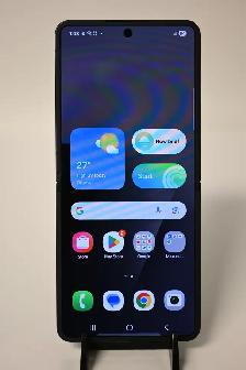 Samsung Z Flip 7 256gb like new condition - Photo 5