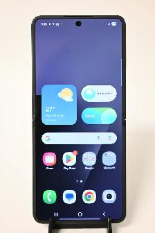 Samsung Z Flip 7 256gb like new condition - Photo 6