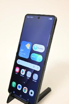 Samsung Z Flip 7 256gb like new condition - Photo 7