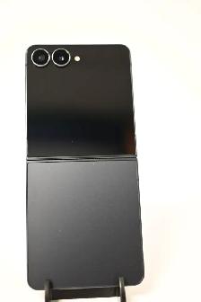 Samsung Z Flip 7 256gb like new condition - Photo 9