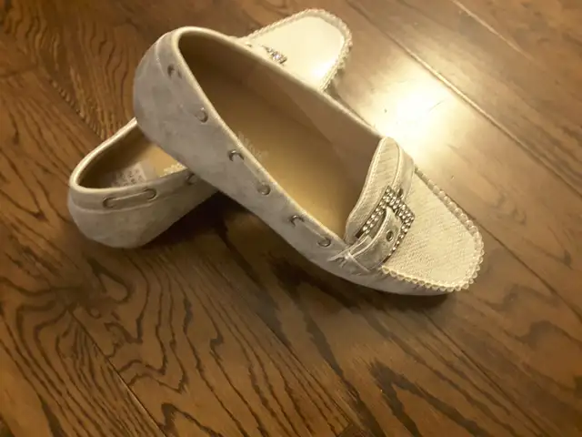 Brand New Women leather flat white shoes Size 9