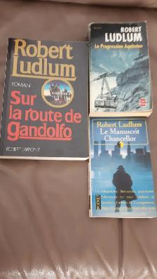 8 ROMANS NEUFS DE ROBERT LUDLUM 4FRANCAIS 4ANGLAIS:$5.00 CHAQUE