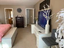 Large Furnished room with PRIVATE washroom with free parking - Photo 2