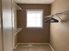 Large Furnished room with PRIVATE washroom with free parking - Photo 5