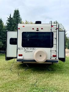 2015 32’ Forest River Rockwood Signature Fifth Wheel Trailer - Photo 7