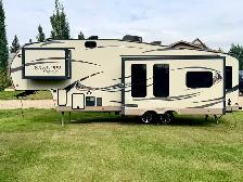 2015 32’ Forest River Rockwood Signature Fifth Wheel Trailer - Photo 8
