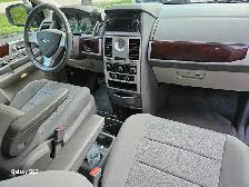 2010 Chrysler town and country - Photo 2