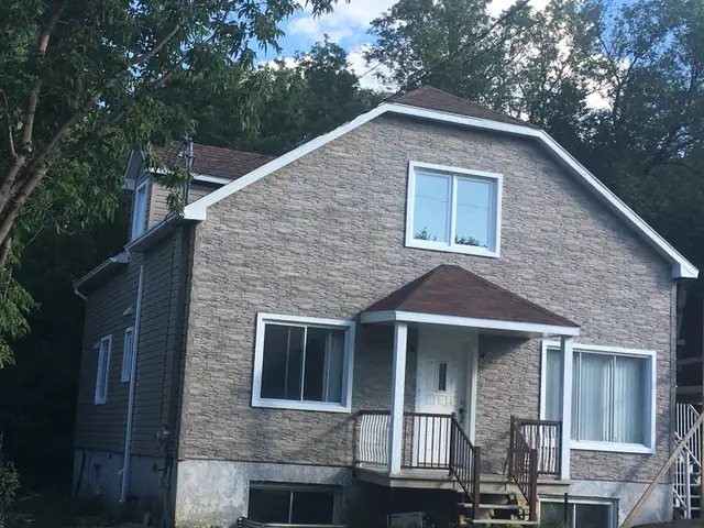 Large Room for Rent – Private Bathroom Across from Metro Cartier