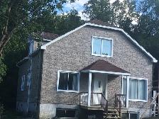 Large Room for Rent – Private Bathroom Across from Metro Cartier