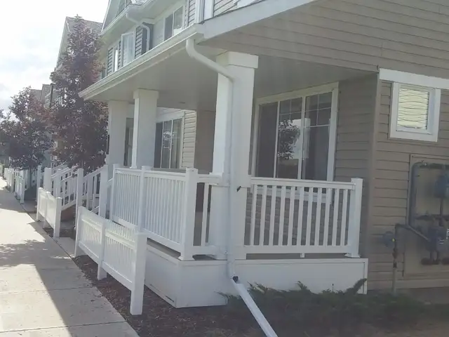 3 bed/1.5 bath Townhouse in Harbour Landing available Nov,1