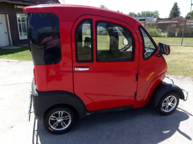 Enclosed Daymak Mobility Scooter ( NEEDS REPAIR )