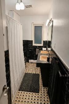 3 Beds 1 Bath Apartment - Photo 2