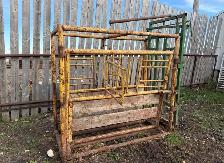 Cattle Squeeze Chute - Photo 2