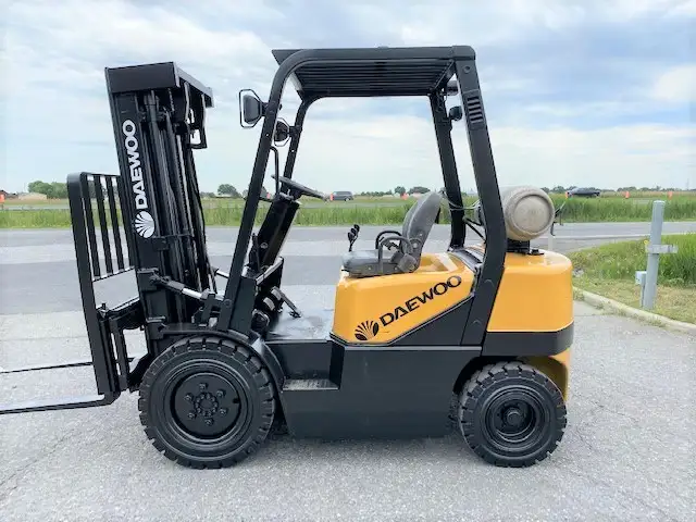 Warehouse forklift / chariot elevateur d'entrepôt - 514-863-5438