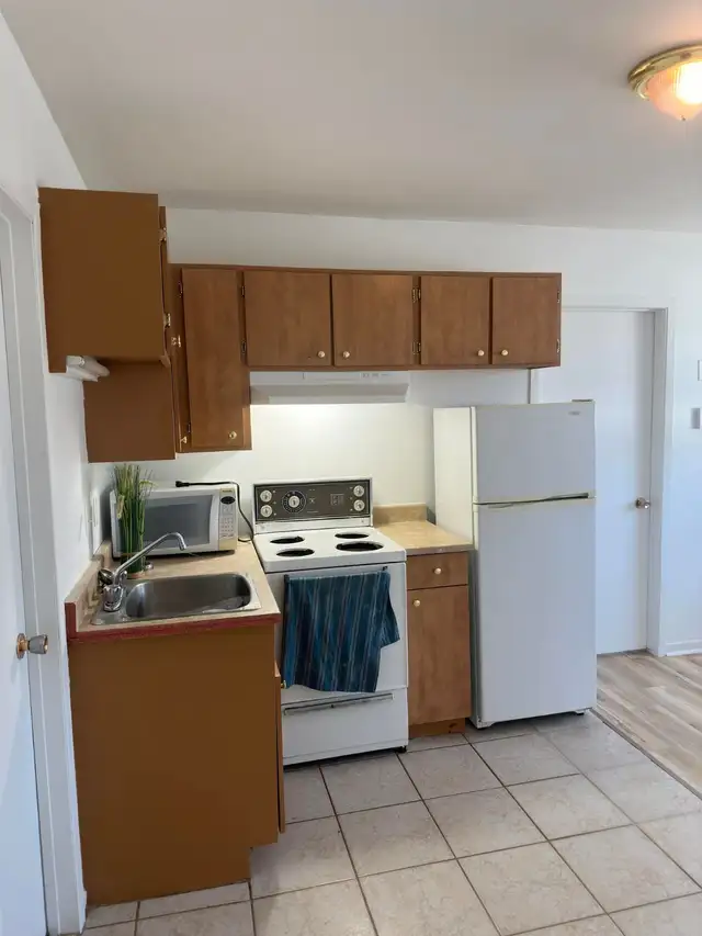 3 1/2 à louer, Rue Groulx, Granby 825$/mois.  Disp. 1er Novembre