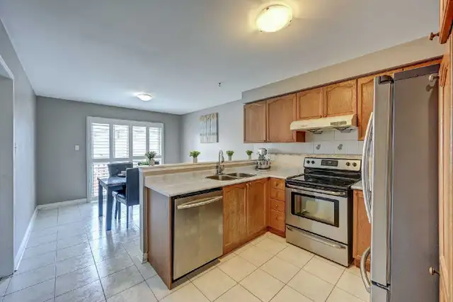 room available immediately in single/shared