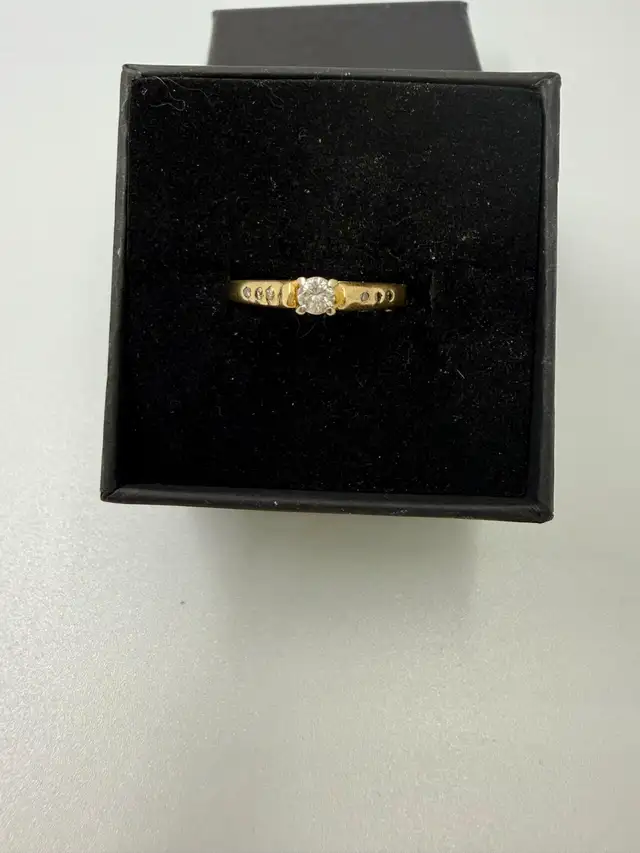 Womens 14K Gold Diamond Solitare Ring~Size 6.5