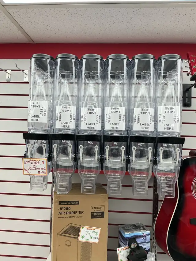 distributeur à aliment sec à 60$ chaques