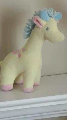 BÉBÉ-GIRAFE NEUF DOUX, JAUNE ROSE BLANC 7'HAUT, INTERNE: $5.00