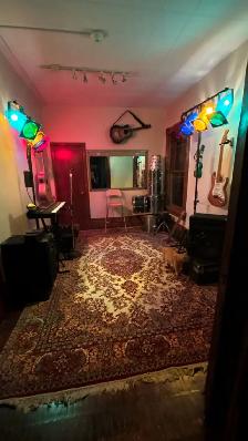 Spacious Furnished Room Rental - Photo 7