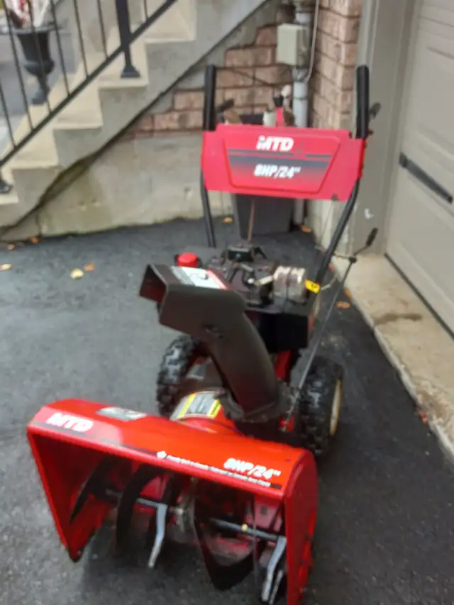 SNOWBLOWER 8 hp 24 inch, STARTS FIRST POLE,