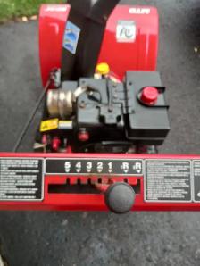 SNOWBLOWER 8 hp 24 inch, STARTS FIRST POLE, - Photo 2