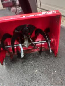 SNOWBLOWER 8 hp 24 inch, STARTS FIRST POLE, - Photo 3