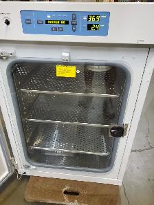 Thermo Scientific 310 Direct Heat CO2 Incubator - Photo 10