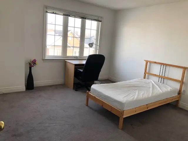 Bright, Clean & Spacious Room for Rent – Available Oct 1