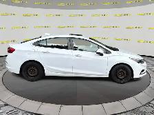 2018 Chevrolet Cruze LT - Photo 2