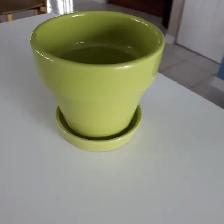 3VASES NEUFS À PLANTES CÉRAMIQUE VERT PALE 5'HAUT: $10.00 CHACUN