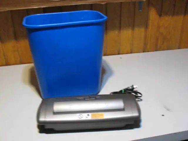 6 Sheet Paper Shredder, with Basket