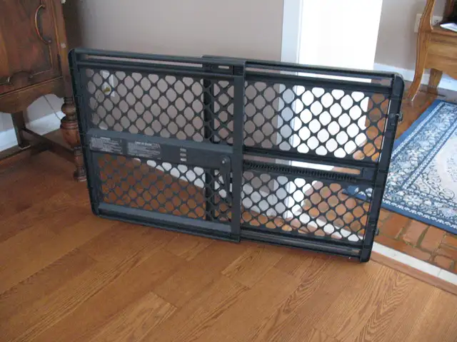 Retractable Baby Gate , LIKE NEW