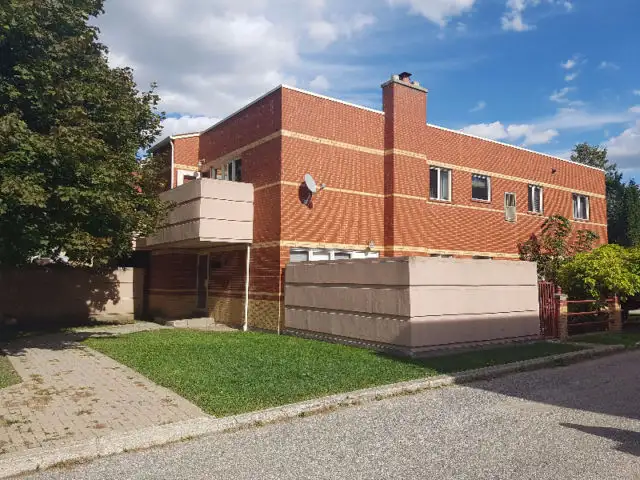 Large Executive 2bdrm 2bath Walkout Condo. $1750/m  Avail Dec 1