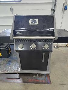 Napoleon 3 burner rogue bbq natural gas.