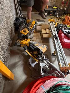 Dewalt corded 12" sliding mitre saw - Photo 2