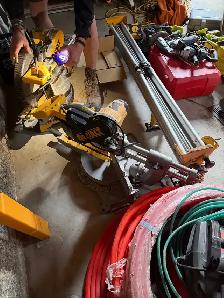 Dewalt corded 12" sliding mitre saw - Photo 3